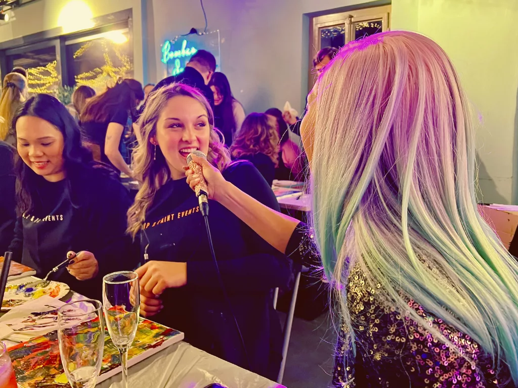 Sip and Paint Karaoke in Action - Mädels haben sichtlich Spaß beim Karaoke and Paint Event