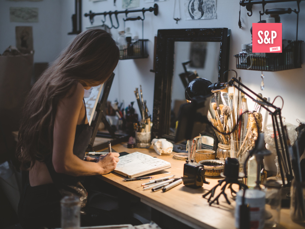 Marketing für Künstler ist enorm wichtig, damit sie die richtige Aufmerksamkeit bekommen. Hier ist eine Künstlerin in ihrer Arbeit vertieft. Da bleibt kaum noch Zeit für Werbung für Künstler.